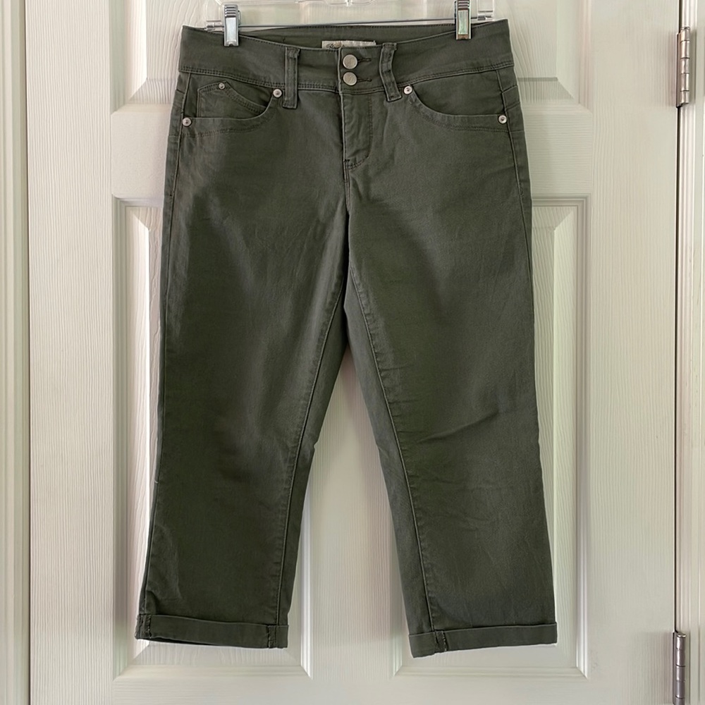 Royalty (6) olive green Capri pants.